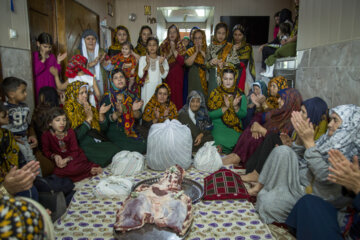 خلعتی یا هدیه های عروس توسط خانواده داماد بسته بندی و آماده می شود و زنان هر کدام آوازی میخوانند.