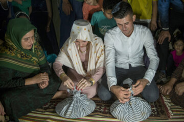 غذای معروف و سنتی ترکمنی را در پارچه میپیچند و چندین گره میدهند. هر کدام عروس یا داماد این گره ها زودتر باز کنند نشانه زرنگی ان است.