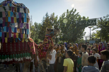 عروس را سوار کجاوه و به خانه داماد میبرند. در زمان گذشته کجوه یا کجاوه اتاقک هایی از جنس پارچه های رنگین بوده که معمولا از چهل تکه تشکیل می شدند و بر روی شتر یا گاری نصب می شد و برای انتقال عروس استفاده می شد. همچنین بر سقف این کجاوه ها زنگی هم آویزان می کردند که با صدای خود خبر عروسی را در شهر پخش کند.