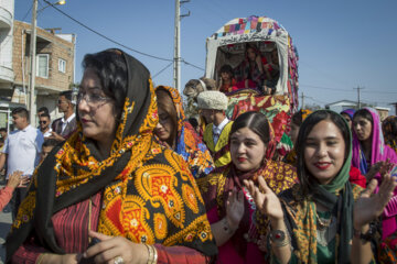 دختران و پسران جوان همراه کجاوه به شادی میپردازند تا خبر آمدن عروس را بدهند.