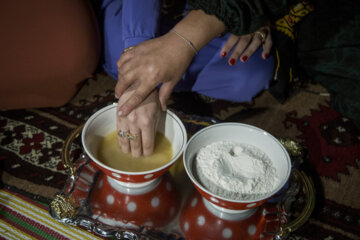 مراسم اوجه رسمی که در آن باید عروس و مادر شوهر در کنار هم بمانند در این مراسم از آرد به نشانه برکت و روغن به نشانه پخت پز استفاده می کنند.