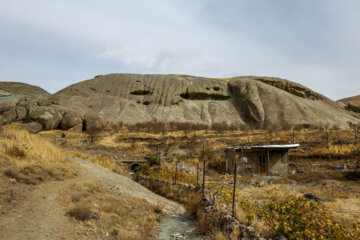 ایوان سنگی نیاق روستای نیاق در قزوین جاذبه‌های گردشگری قزوین گردشگری ایرانگردی
