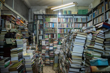 کتابفروشی اعتماد کاظمینی واقع در محدوده بازار تهران است. این کتابفروشی ۸۰ سال قدمت دارد 