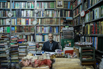 کتابفروشی اعتماد کاظمینی واقع در محدوده بازار تهران است. این کتابفروشی ۸۰ سال قدمت دارد و مدیریت آن به نسل دوم ( مرتضی اعتماد) رسیده است.