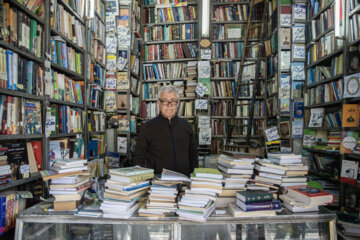 کتابفروشی مروی واقع در محدوده بازار است. این کتابفروشی ۸۰ سال قدمت دارد و مدیریت آن به نسل سوم ( سعید تقی پور) رسیده است.