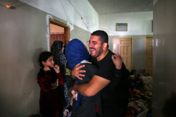 
Un bombardement israélien contre une maison abritant des personnes déplacées dans le camp de Nuseirat
