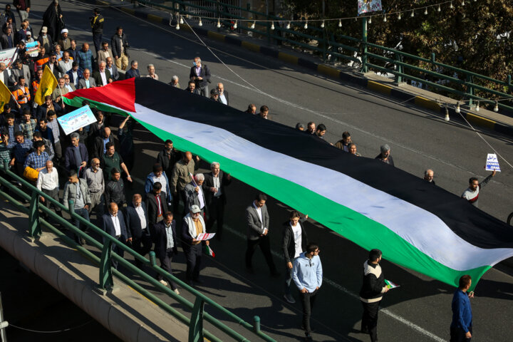 بالصور .. مسيرات جماهيرية حاشدة دعما للفلسطينيين في المدن الإيرانية