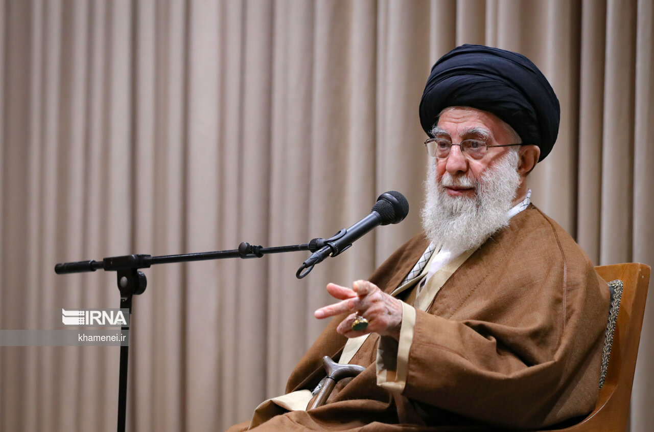 قائد الثورة : يجب على الحكومات الاسلامية قطع الشريان الحيوي ومنع وصول الطاقة الى الكيان الصهيوني