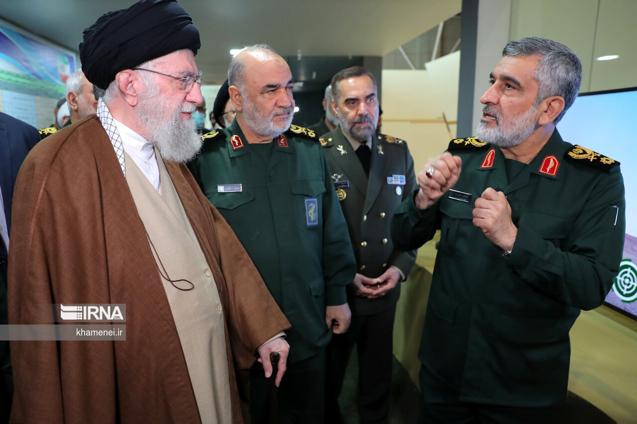 Ayatollah Khamenei awards Medal of Conquest to IRGC