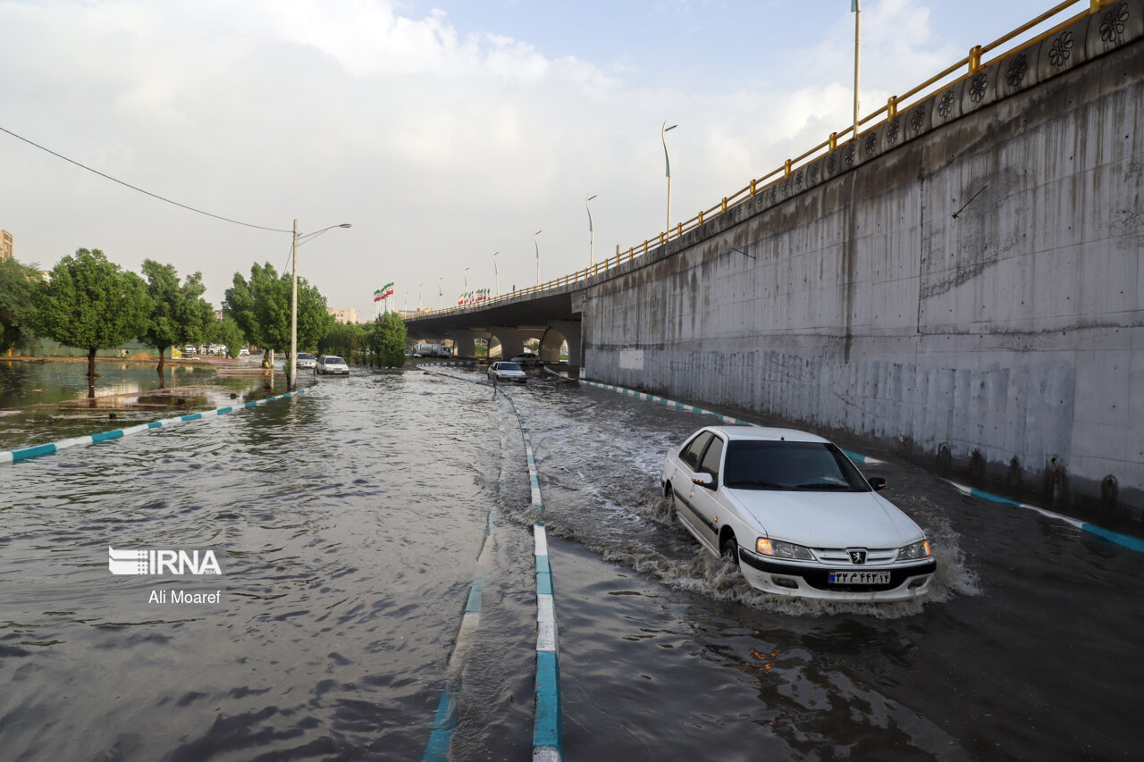 بارشهای رگباری، تقاطع‌های دارای زیرگذر در مشهد را مسدود کرد