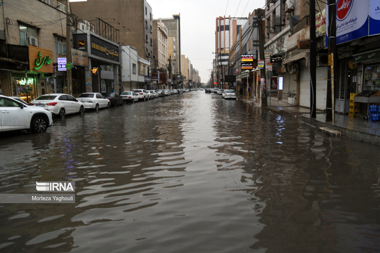 امدادرسانی هلال احمر در مناطق دچار آبگرفتگی اهواز