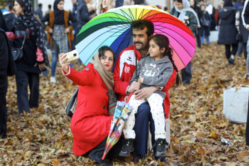 Familias hamedaníes celebran un festival otoñal