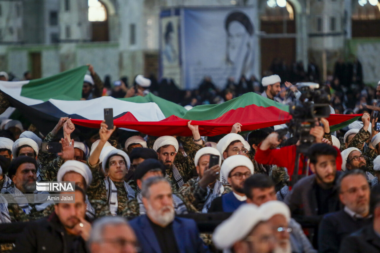 گردهمایی سراسری مسئولان بسیج دانشجویی و طلاب بسیجی در حرم امام خمینی (ره)