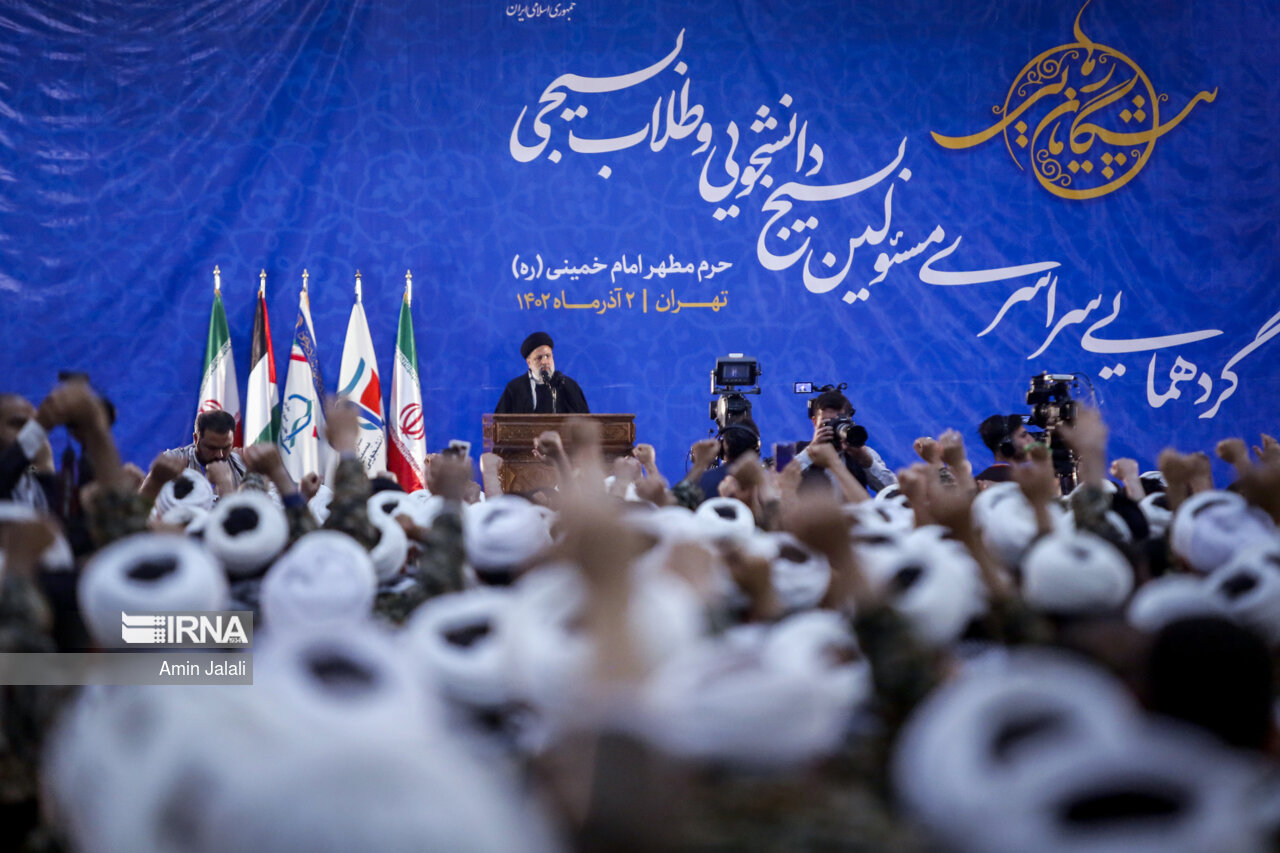 گردهمایی سراسری مسئولان بسیج دانشجویی و طلاب بسیجی در حرم امام خمینی (ره)