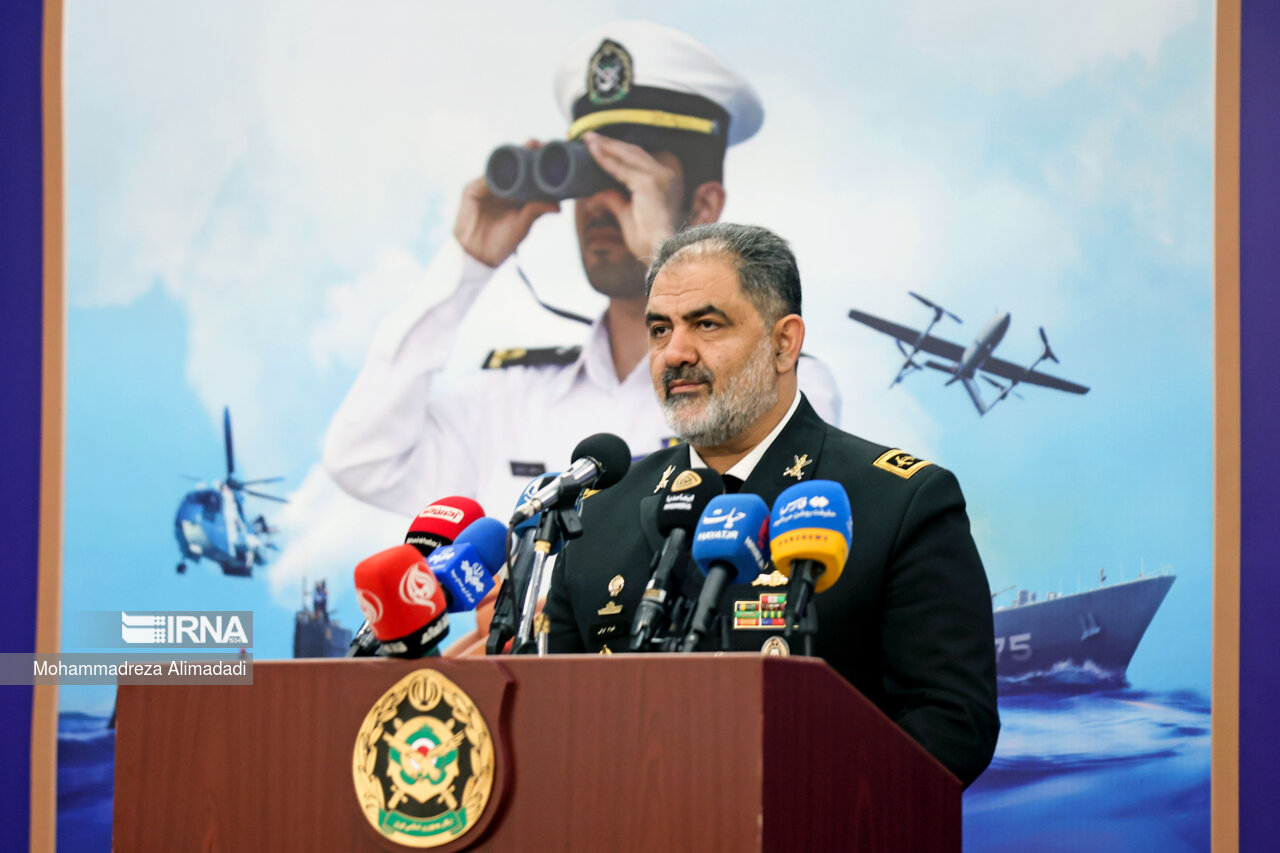الادميرال ايراني : القوى العالمية تنظر للبحرية الايرانية باعتبارها قوة عظمى