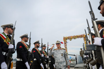 Le nouveau destroyer iranien Deylaman, de fabrication nationale, a rejoint la flotte du nord du pays.