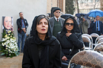 «لیلا حاتمی» بازیگر تئاتر، سینما و تلویزیون در مراسم تشییع پیکر «بیتا فرهی»