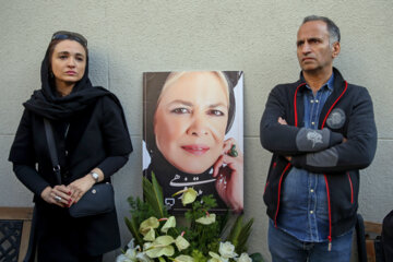 «گلاره عباسی» بازیگر سینما و تلویزیون در مراسم تشییع پیکر «بیتا فرهی»