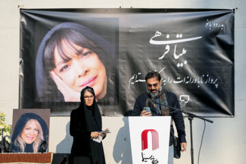 سخنرانی «کوروش سلیمانی» بازیگر سینما و تلویزیون در مراسم تشییع پیکر «بیتا فرهی»