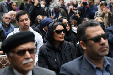 «ساره بیات» بازیگر سینما و تلویزیون در مراسم تشییع پیکر «بیتا فرهی»