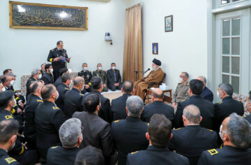 El Líder Supremo recibe a comandantes de la Armada iraní 
