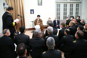 El Líder Supremo recibe a comandantes de la Armada iraní 
