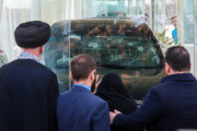 La voiture du martyr atomiste iranien Fakhrizadeh visée les terroristes exposée au public
