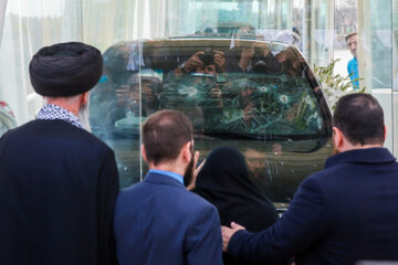 La voiture du martyr atomiste iranien Fakhrizadeh visée les terroristes exposée au public