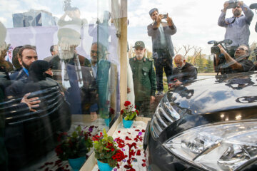 La voiture du martyr atomiste iranien Fakhrizadeh visée par attaque terroriste exposée au public ce mercredi 29 novembre 2023