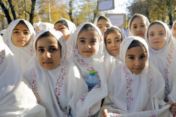 La Ceremonia de la Adoración de niñas en Marivan

