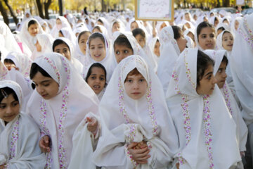 La Ceremonia de la Adoración de niñas en Marivan
