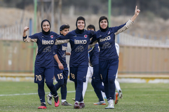 لیگ برتر فوتبال- پیکان و خاتون بم