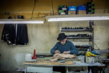 رضا عنایتی ۸۲ ساله ۷۰ سال است که در این حرفه و صنعت فعالیت می کند. او مرحله نازک بری کفش را انجام می دهد.