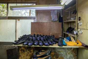 کفش های زنانه تولید شده در یکی از کارگاه های تولید کفش در بازار تهران است.