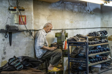 کریم مغیطی ۷۵ ساله ۶۰ سال است که در کار تولید کفش در بازار تهران است. 