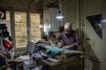  محمد معانی ۵۳ سال است که در کار تولید کفش است که در یکی از کارگاه های بازار تهران مشغول به کار است. او اولین مرحله تولید کفش یعنی کاربری را انجام می دهد. در ابتدا طرح را با مداد روی چرم می کشد سپس توسط چاقو کاربری می کند.