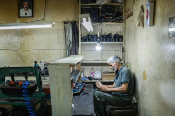 محمد خندان ۵۸ ساله ۴۵ سال است که در کار تولید کفش است. او کفش ها را با قالب زیر سازی می کند.