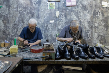 رحیم ستوده و غلام حسین رجب زاده از پیشکسوتان صنعت کفش در بازار تهران هستند. آن ها حداقل ۶۰ سال در این حرفه مشغول به کار می باشند. آن ها در این مرحله از تولید، کار پیش کاری کفش را انجام می دهند.