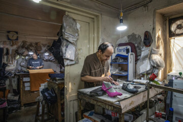 حمید مهرپویا ۶۰ ساله که ۴۳ سال است در کار تولید کفش های دست دوز فعالیت می کند. او طراحی کفش انجام می دهد. 