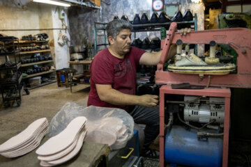یعقوب کوشکستانی ۲۰ سال در صنعت تولید کفش در بازار تهران فعال است. او کفِ کفش ها را با استفاده از دستگاه پرس می کند.