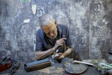 رحیم ستوده ۸۲ ساله است. آقا رحیم ۷۰ سال است که کار تولید کفش دست دوز در کارگاه خود انجام می دهد.