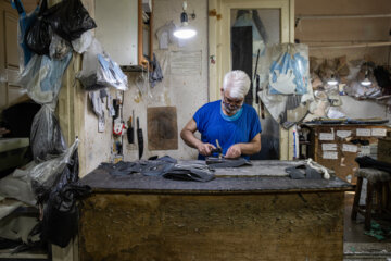 پرویز دلیری ۶۲ ساله ۴۵ سال است که در زمینه تولید کفش فعالیت دارد. او مرحله پسایی سازی را انجام می دهد.