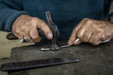 در این مرحله از تولید کفش نوار گذاری کفش ها برای استحکام بیشتر آن ها انجام می شود.