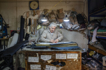 بعقوب باهوش ۶۰ ساله ۴۵ سال است گه در حرفه کفاشی فعالیت دارد. او مرحله کاربُری چرم ها را انجام می دهد.