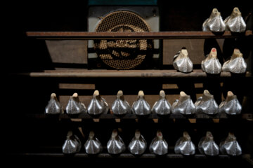 کفش های تولید شده و آماده برای فرم دهی آخر داخل دستگاه حرارتی چیده شده اند.