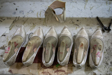 کفش ها در مرحله پایانی قالب زده شده اند و آماده برای رفتن به داخل دستگاه حرارتی جهت فرم دادن به آن ها هستند.