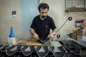 رضا میرزایی ۳۵ سال است که در کار تولید کفش است. او در یکی از کارگاه ها در بازار تهران فعالیت می کند.