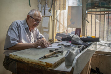  سیامک رستم بیگی ۵۷ سال است که در کار تولید کفش است. او اکثر الگوهای کفش ها را خود طراحی می کند.