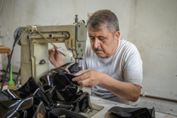 علی داوود آبادی سال ها در حرفه تولید کفش مشغول به کار است. او کار چرخکاری کفش ها را انجام می دهد.