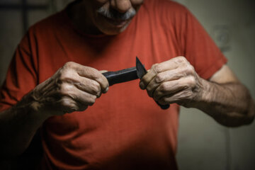 چاقوی مخصوص کاربُری برای آن که دقیق تر قالب های را ببُرد ، پس از هر بار استفاده توسط وسیله ای بنام ماساد تیز می شود .